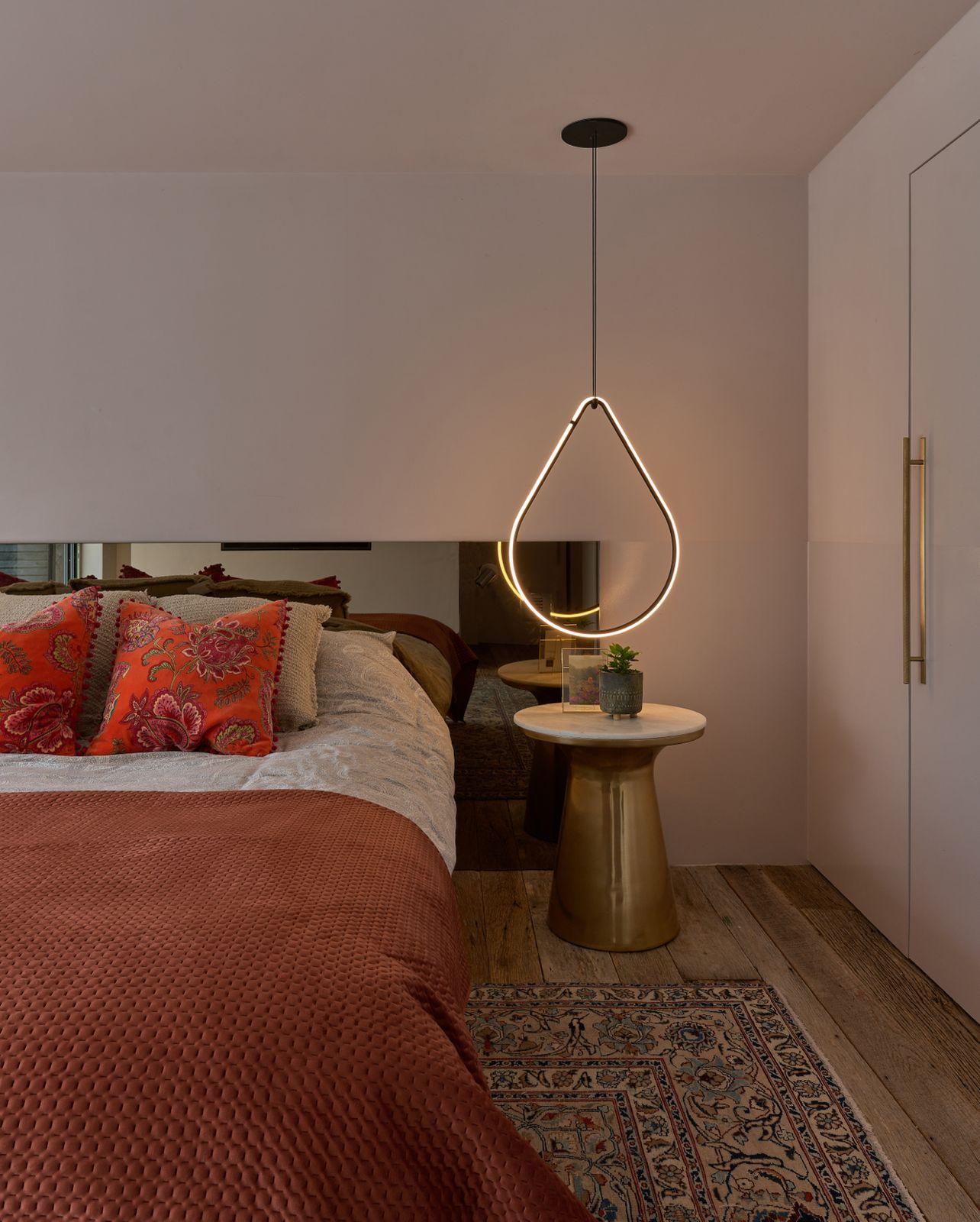 Linen, oak and a quiet horizon.